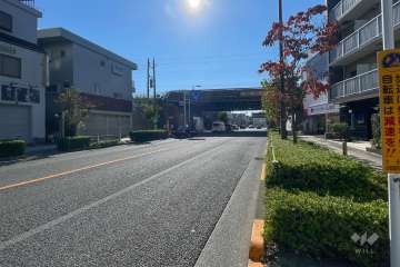 敷地東側の前面道路（北側から）