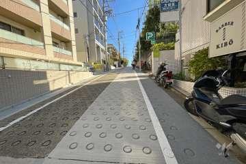 敷地北西側の前面道路（南西側から）