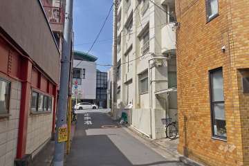 敷地西側の前面道路（南側から）