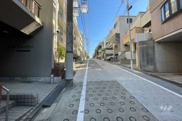 敷地南東側の前面道路（南西側から）