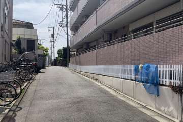 敷地南東側の前面道路（北東側から）
