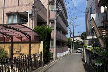 敷地南東側の道路前面（南西側から））