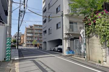 敷地西側の前面道路