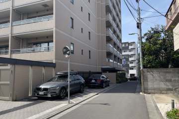 敷地北東側の前面道路（南東側から）