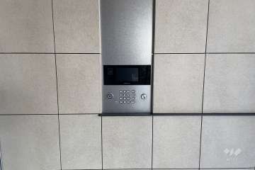 エントランスはオートロック付きです。