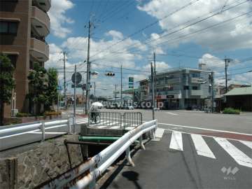 敷地の東側には4車線の小曽根線が走っています。
