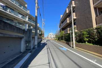 敷地北東側の前面道路（南東側から）