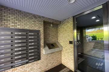 エントランスはオートロック付きです。