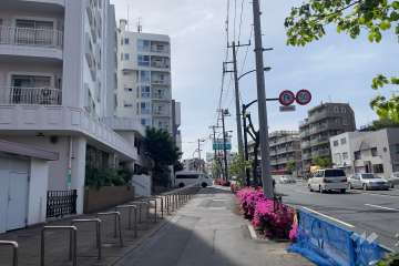 敷地北側の前面道路（東側から）
