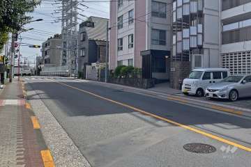敷地北東側の前面道路（北西側から）