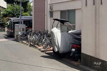 バイク置場と駐輪場