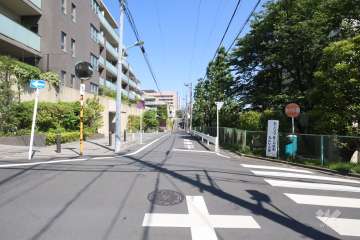 敷地北東側の前面道路（南東側から）