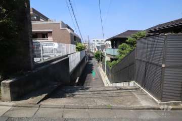 敷地北西側の前面道路(北東側から)