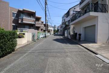 敷地東側の前面道路(南側から)