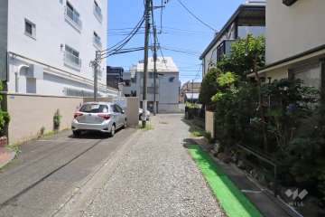 敷地南西側の前面道路(北西側から)