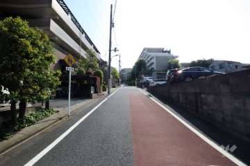 敷地北西側の前面道路(北東側から)