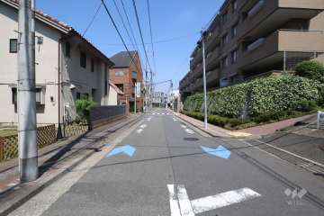 敷地南西側の前面道路(南東側から)