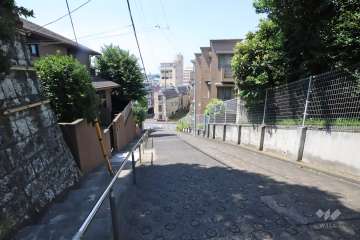 敷地東側の前面通路(北側から)