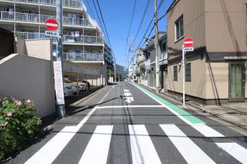 敷地南東側の前面道路(南西側から)