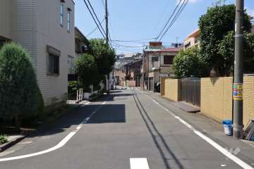 敷地南西側の前面道路(南東側から)