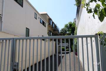 エントランスアプローチの外観(南東側から)