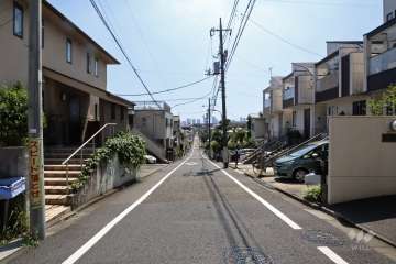 敷地南東側の前面道路(北東側から)