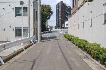 敷地北東側の前面道路　