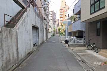敷地東側の前面道路