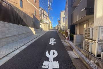 敷地東側の前面道路（南側から）