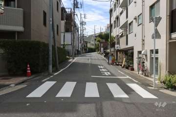 敷地北側の前面道路(東側から)