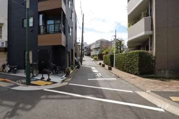 敷地南東側の前面道路(北東側から)