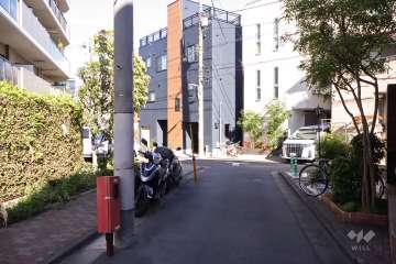 敷地南西側の前面道路(北西側から)