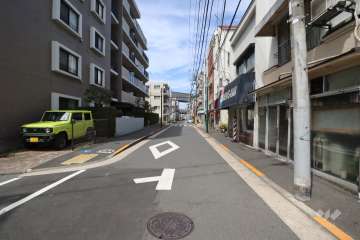 敷地東側の前面道路(南側から)