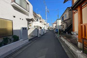 敷地南側の前面道路（西側から）