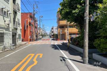 敷地の北側前面道路（西側から）