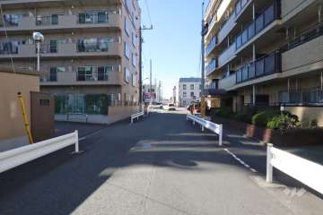 敷地北側の前面道路