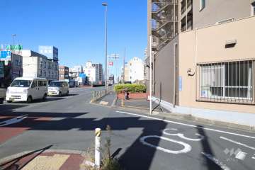 敷地西側の前面道路