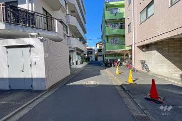 敷地東側の前面道路（南側から）