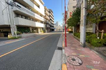 敷地北側の前面道路（西側から）
