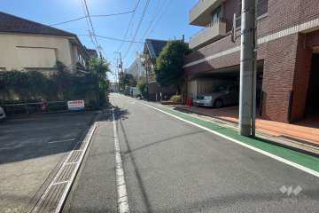 敷地東側の前面道路（北側から）