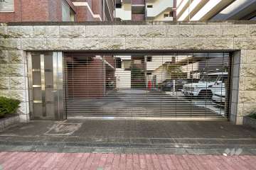 駐車場の出入り口（リングシャッター式）・敷地内駐車場（屋外機械式）