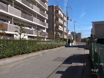 敷地南側の前面道路
