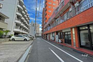 敷地北側の前面道路（西側から）