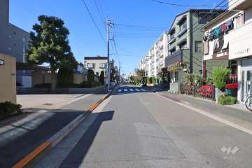 敷地北側の前面道路（東側から）