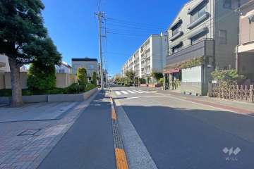 敷地北側の前面道路（東側から）