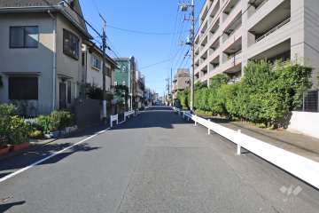 敷地南側の前面道路（東側から）