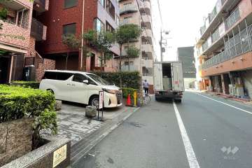 敷地の北側前面道路（東側から）