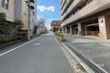 敷地の南側前面道路（東側から）