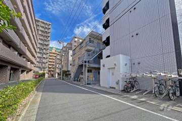 敷地の北側前面道路（西側から）