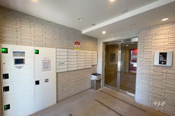 エントランスはオートロックと宅配ボックス付きです。